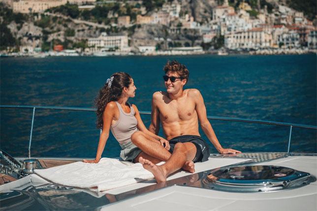 Джордж Расселл с подругой отдыхает на яхте