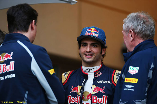 Карлос Сайнс (в центре), Джеймс Ки (слева), технический директор Toro Rosso, и Хельмут Марко, автоспортивный консультатнт Red Bu