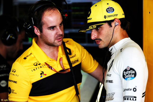 Карлос Сайнс с гоночным инженером