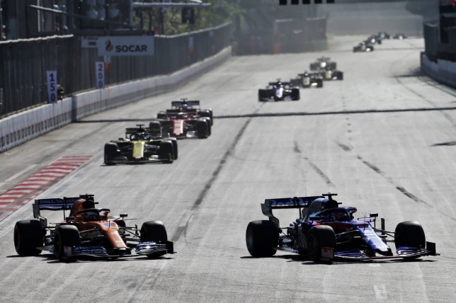 Карлос Сайнс ведёт борьбу с Даниилом Квятом на трассе Гран При Азербайджана