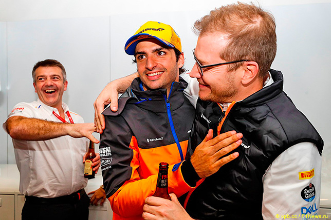 Карлос Сайнс и Андреас Зайдль празднуют подиум на Гран При Бразилии