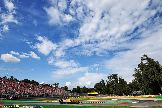 Карлос Сайнс на трассе в Монце в 2019 году