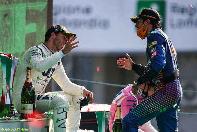 Карлос Сайнс поздравляет с победой Пьера Гасли