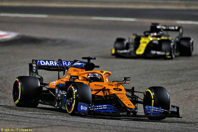 Карлос Сайнс за рулём McLaren MCL35 на трассе в Сахире