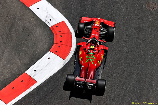 Карлос Сайнс на трассе в Баку