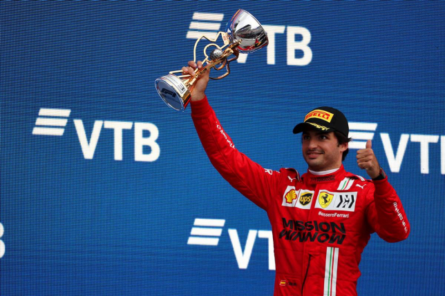 Карлос Сайнс на подиуме Гран При России, фото XPB