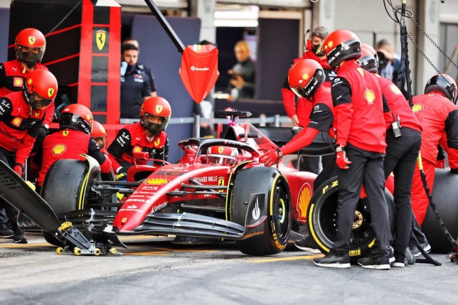 Шарль Леклер за рулём F1-75 в боксах Ferrari