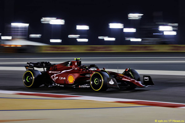 Карлось Сайнс за рулём Ferrari F1-75 на трассе в Бахрейне