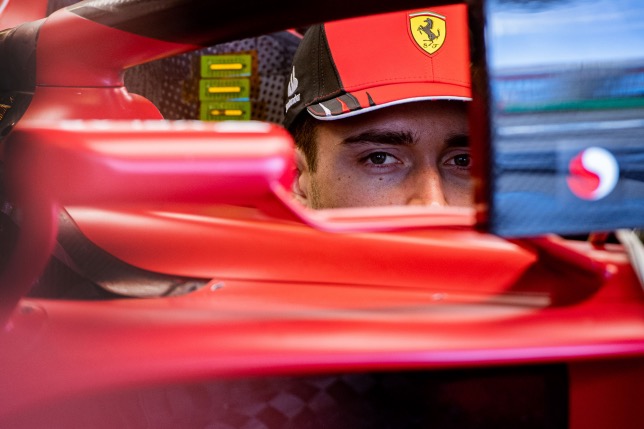 Шарль Леклер в кокпите машины Ferrari в боксах Альберт-парка