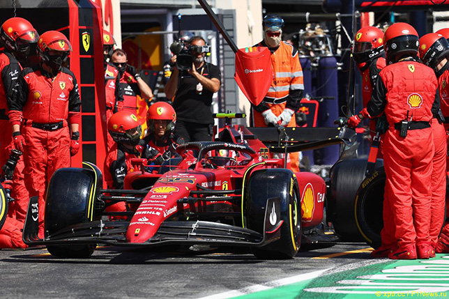 Карлос Сайнс на пит-стопе по ходу Гран При Франции