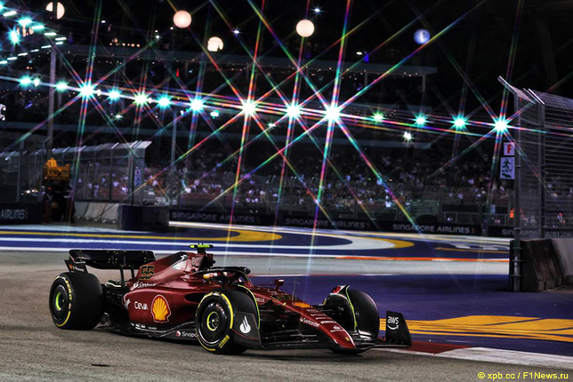 Карлось Сайнс за рулём Ferrari F1-75 на трассе в Сингапуре