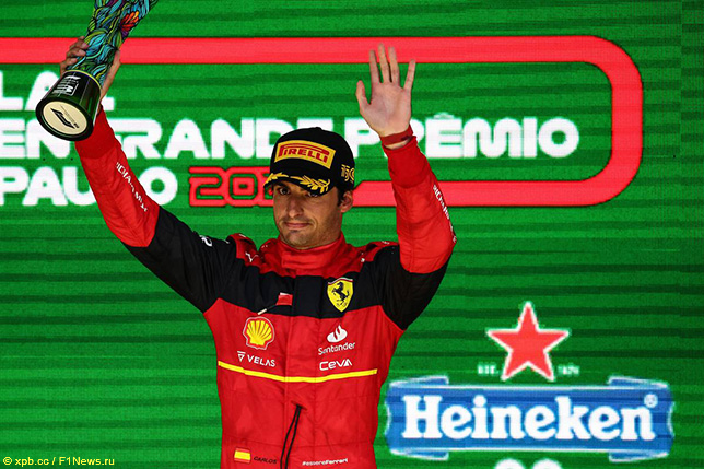 Карлос Сайнс на подиуме в Бразилии