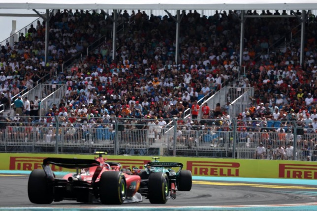 Карлос Сайнс преследует Фернандо Алонсо на трассе в Майами, фото XPB