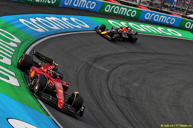 Карлос Сайнс на трассе в Зандфорте, 2022 год