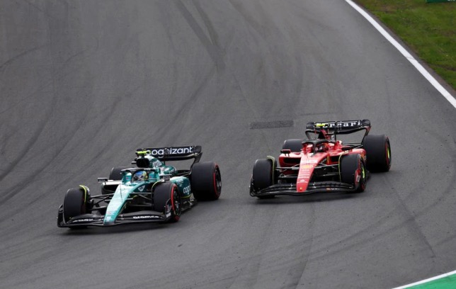 Фернандо Алонсо и Карлос Сайнс за рулём своих машин на трассе в Зандфорте, фото XPB