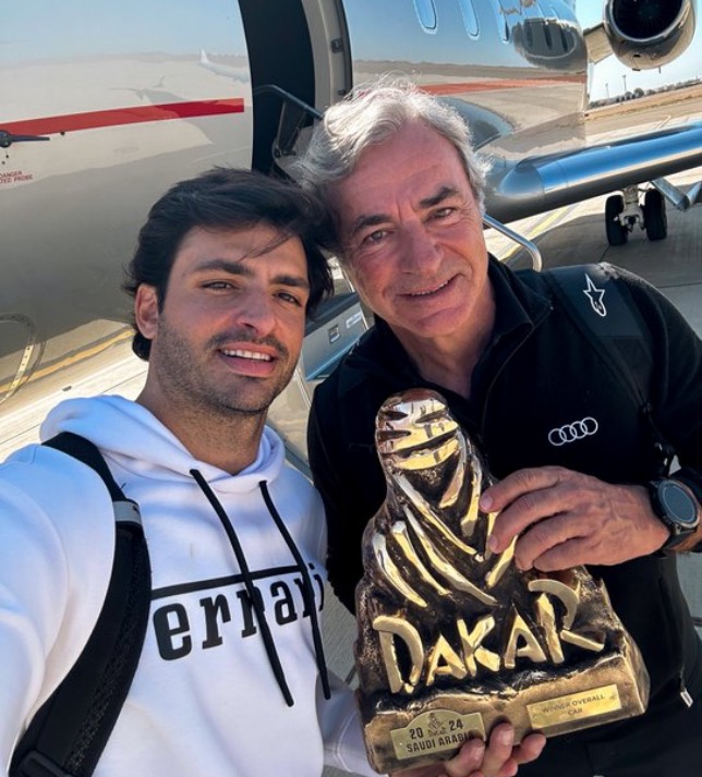 Карлос Сайнс с сыном после победы в Дакаре, фото из социальных сетей