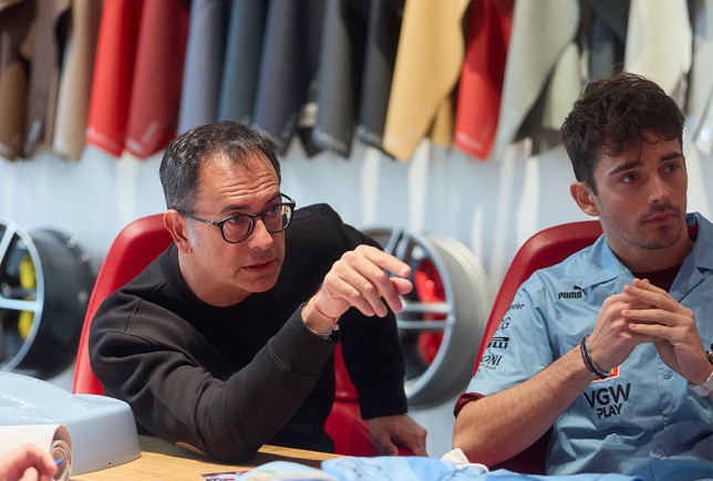 Шарль Леклер обсуждает с дизайнерами Ferrari особую версию раскраски машины, фото пресс-службы Ferrari