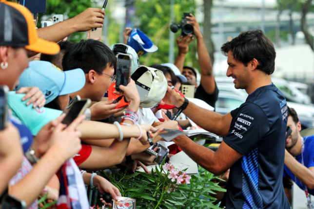 Карлос Сайнс раздаёт автографы в Сингапуре, фото XPB