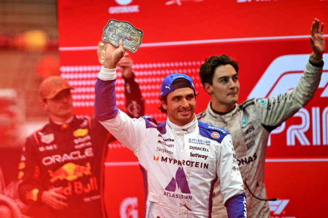 Карлос Сайнс радуется 3-му результату в спринте, который он показал в Остине, фото XPB