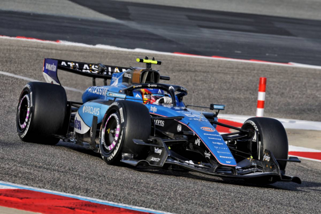 Карлос Сайнс за рулём Williams FW48 на тестах в Бахрейне