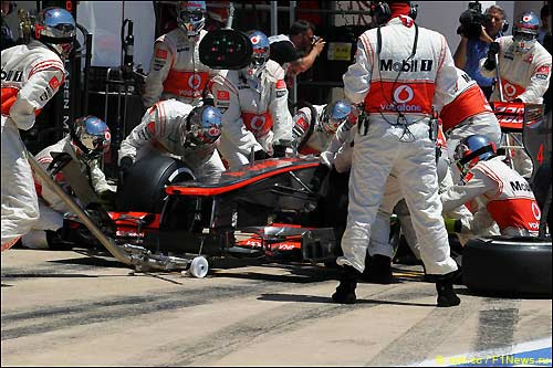 Неудачный пит-стоп Льюиса Хэмилтона