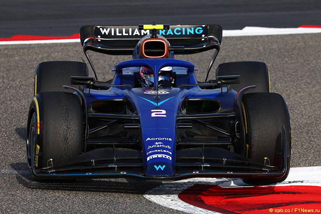 Логан Сарджент за рулём FW45 на трассе в Бахрейне