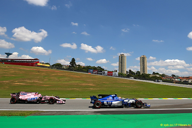 Машины Force India и Sauber на трассе Гран При Бразилии