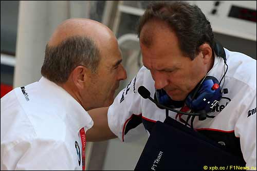 Петер Заубер (слева) и технический директор BMW Sauber Вилли Рампф