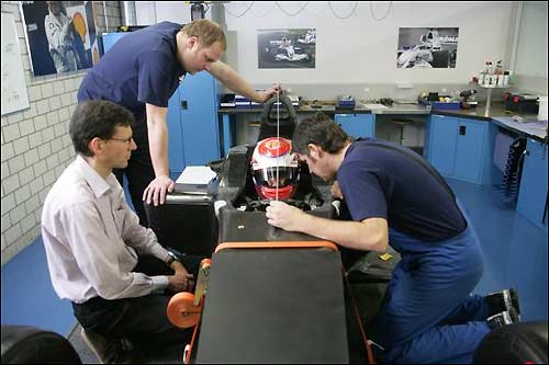 Камуи Кобаяши во время подгонки сиденья