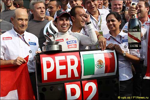 Команда Sauber празднует успех Серхио Переса в Монце