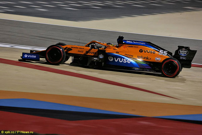 Машина Карлоса Сайнса за пределами трассы в ходе тренировки в Сахире