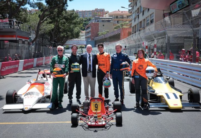 Участники показательных заездов в Монако, посвящённых памяти Айртона Сенны, фото Автоклуба Монако