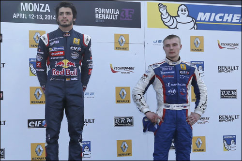 Карлос Сайнс-младший и Сергей Сироткин на подиуме в Монце, 2014 год