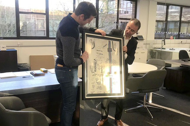 Падди Лоу вручает Робу Смедли комбинезон Фелипе Массы