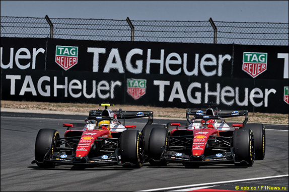 Леклер начал активно прессинговать Хэмилтона – и на восьмом круге опередил напарника