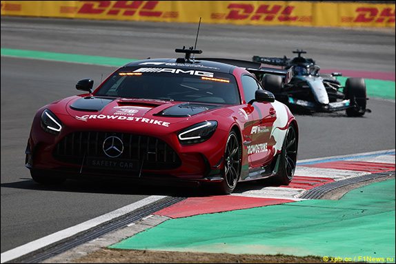 Для эвакуации машины Хюлкенберга выехал автомобиль безопасности