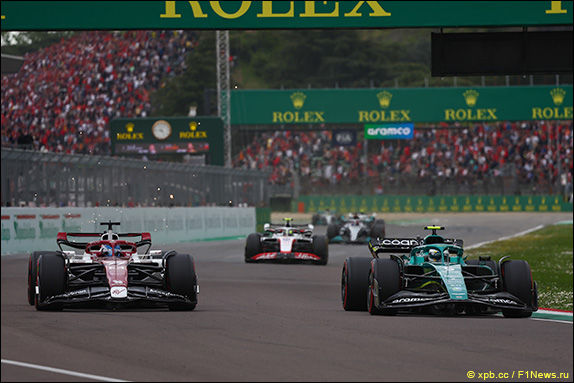 Валттери Боттас атакует Себастьяна Феттеля