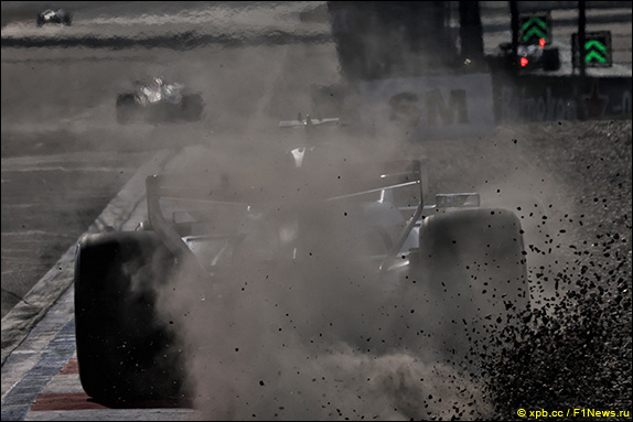 Берман вновь пытался вылететь в последнем повороте, но лишь поднял облако пыли
