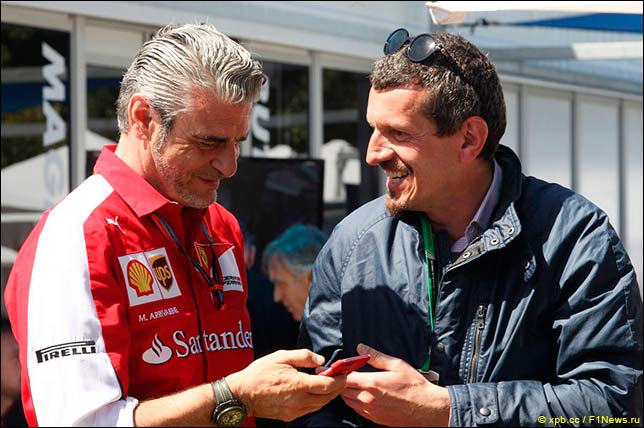 Руководитель команды Ferrari Маурицио Арривабене и руководитель Haas F1 Team Гюнтер Штайнер