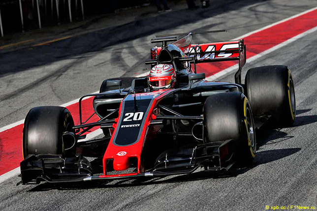 Кевин Магнуссен за рулём Haas VF-17 на тестах в Барселоне