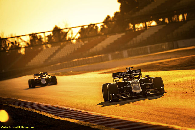 Гонщик Haas Кевин Магнуссен на трассе в Барселоне