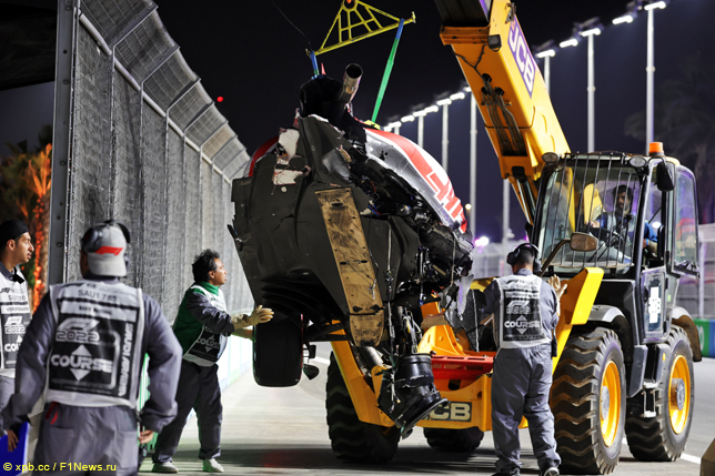 Маршалы эвакуируют машину Мика Шумахера