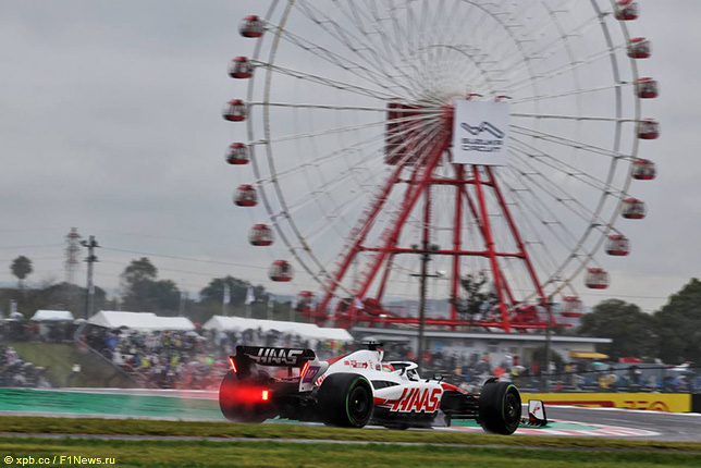 Кевин Магнуссен за рулём машины Haas на трассе в Сузуке