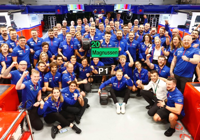 Команда Haas F1 вместе с Кевином Магнуссеном отмечает победу в квалификации, фото пресс-службы Haas