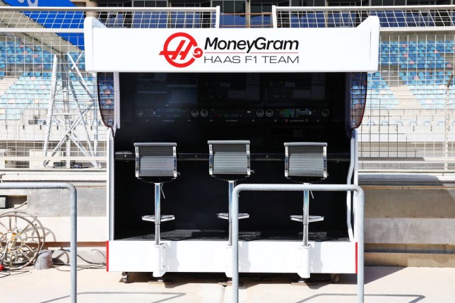 Усечённый пит-уолл Haas F1, фото XPB