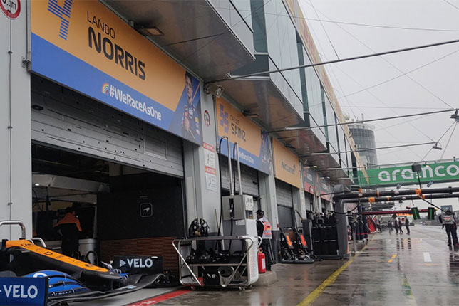 Боксы McLaren на залитом дождём Нюрбургринге