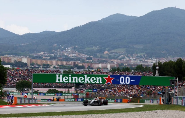 Ландо Норрис за рулём MCL60 на трассе в Барселоне, фото XPB