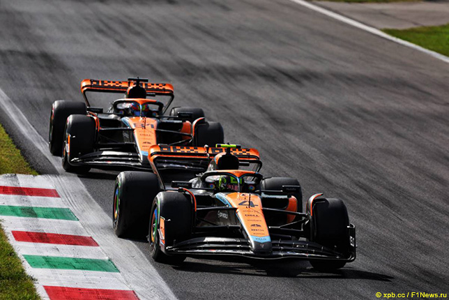 Машины McLaren на трассе в Монце