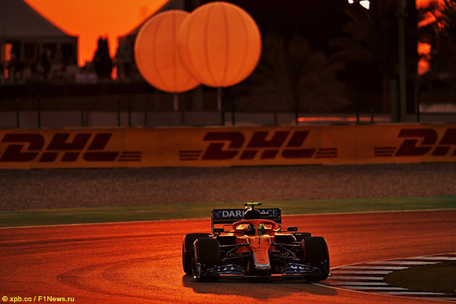 Машина McLaren на трассе в Катаре, 2021 год