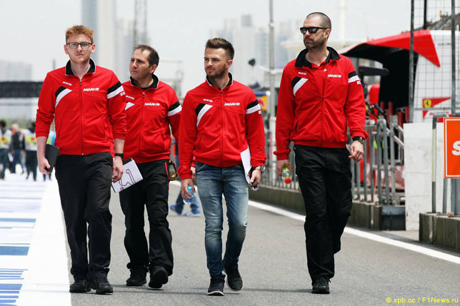 Уилл Стивенс вместе с командой совершает обход по трассе